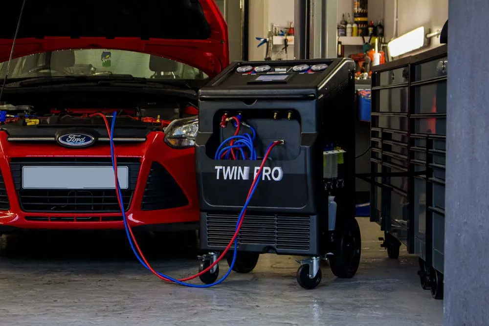 Air conditioning servicing equipment